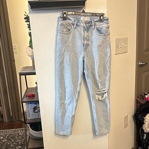 Abercrombie Curve Love the Mom High Rise Wash Distressed 2 Short